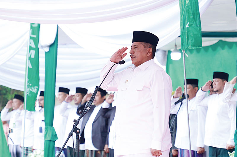 Bupati Siak Alfedri memberikan hormat saat menjadi inspektur upacara Hari Santri Nasional di lapangan Ponpes Al-Muttaqien Jatibaru, Kecamatan Bungaraya, Kabupaten Siak, Senin (23/10/2023).