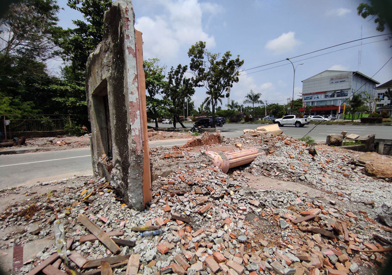Gapura di Taman Labuai di samping Bandar Seni Raja Ali Haji (Bandar Serai) Pekanbaru yang miring sudah dirobohkan dan rata dengan tanah, Rabu (30/8/2023). Rencananya Pemko Pekanbaru akan menata ulang Taman Labuai untuk tempat UMKM.