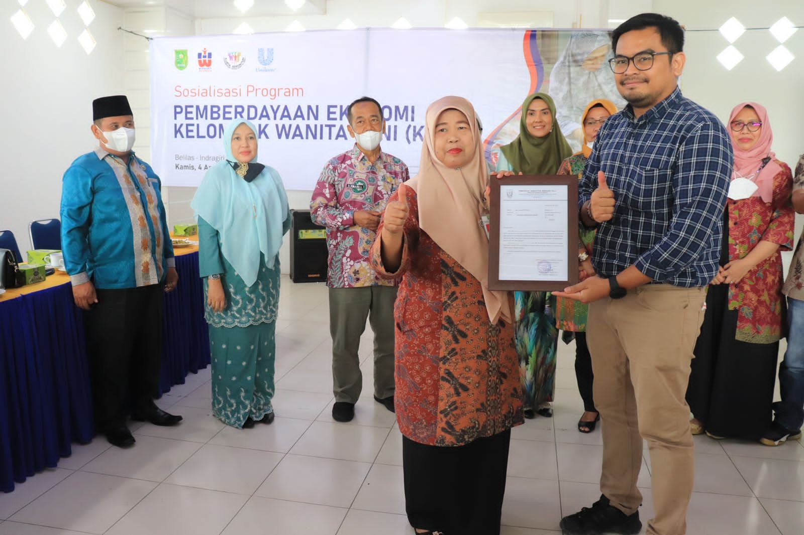 Kepala Dinas Ketahanan Pangan (DPK) Inhu, Ir Hj Isnidar menyerahkan surat dukungan untuk pendampingan Kelompok Wanita Tani (KWT) kepada Manager Program dan Operasional WEI, Wira Natha Krisna di Hotel MM Belilas, Kamis (4/8/2022).