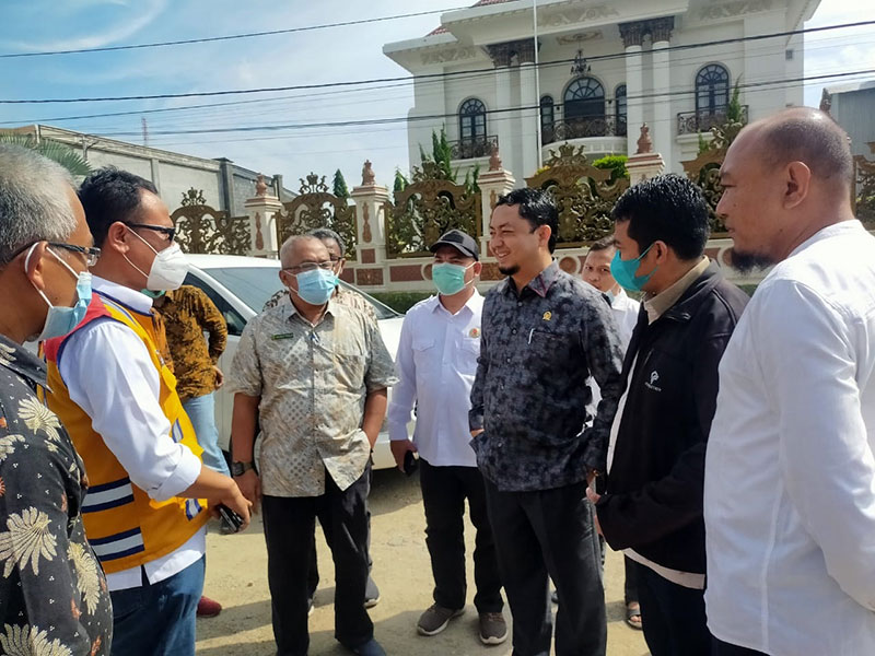 Anggota DPR RI Syahrul Aidi Maazat (tiga kanan) didampingi Ketua DPD PKS Kabupaten Inhu Muhammad Syafaat SHI (dua kanan) berbincang dengan perwakilan dari Kementerian PUPR dan Plt Kadis PUPR Kabupaten Inhu Hikmat Praja ST MT di Jalan Lintas Pematang Reba-