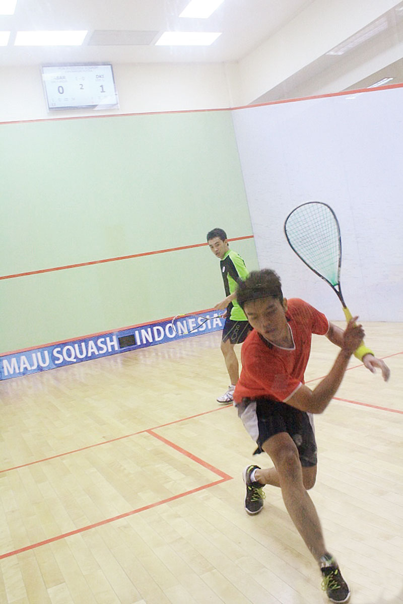 Atlet sedang melakukan latihan di Lapangan Squash Kompleks Stadion Utama Riau Jalan Naga Sakti Pekanbaru, beberapa waktu lalu. Lapangan ini diperbaiki karena bagian lantai yang mengalami keropos.
