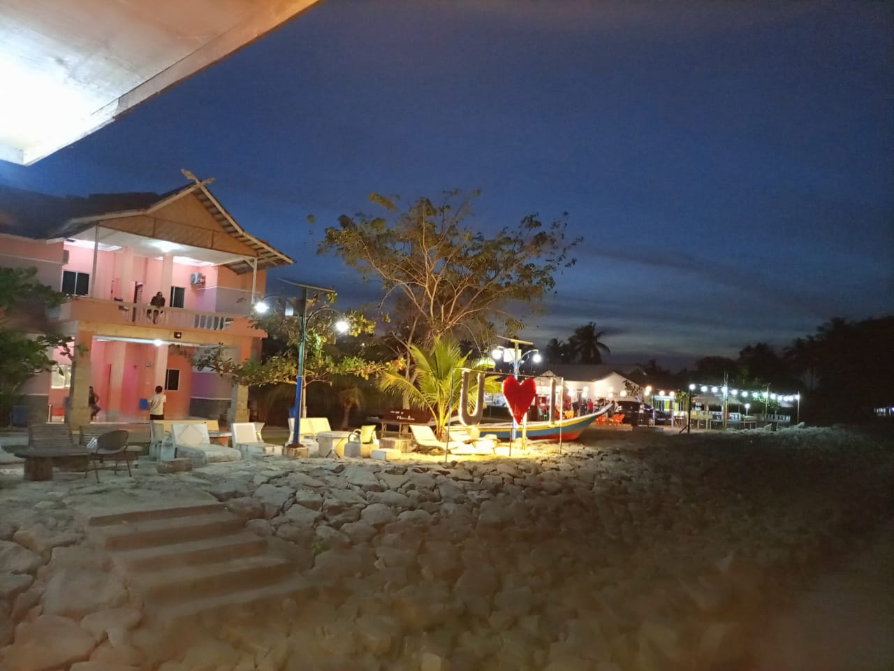 Suasana Pantai Pesona Desa Teluk Rhu, Kecamatan Rupat Utara, pada malam hari, beberapa waktu lalu.