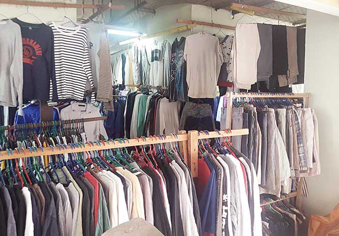 Pakaian bekas impor dipajang di salah satu kios di Pasar Kodim, Pekanbaru, Jumat (17/3/2023).