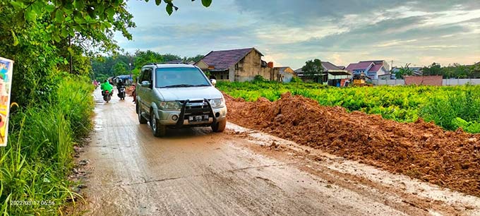 Jalan Murai Batu dipenuhi ceceran tanah timbun, Kamis (17/3/2022). Kondisi ini membuat badan jalan menjadi licin dan menyebabkan banyak pengendara motor yang terjatuh.