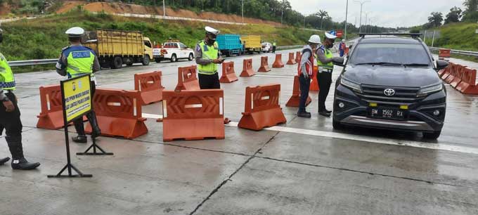 Satlantas Polres Dumai melakukan penyekatan di gerbang Tol Dumai memeriksa kartu vaksin dan penerapan prokes pengendara, Ahad (8/8/2021).