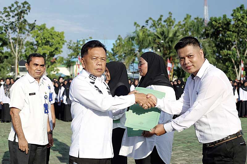 Pelaksana tugas (Plt) Bupati Kepulauan Meranti  H  Asmar menyerahkan SK pelantikan kepada salah seorang PPPK di  Selatpanjang, Rabu (16/8/2023).