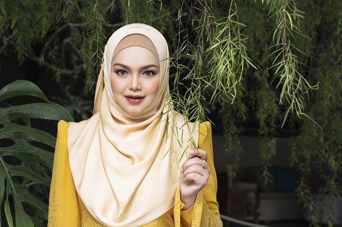 Siti Nurhaliza. Perjalanan hidup penyanyi asal Negeri Jiran Malaysia, mulai dari awal lahir, masa kanak-kanak, remaja, menang kompetisi menyanyi, menikah, hingga memiliki anak ada di video klip lagu Kuasa Cintamu (ISTIMEWA)