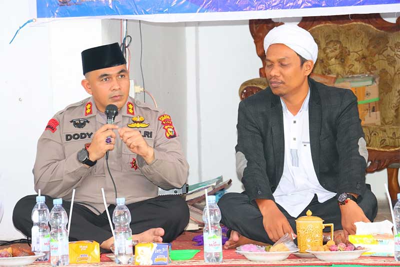 Kapolres Inhu AKBP Dody Wirawijaya SIK didampingi tuan guru TNAJ, DR SM Munawar Kholil MPd pada kegiatan Jumat Curhat di Majelis Zikir Darul Falah Desa Kota Lama, Kecamatan Rengat Barat, Jumat (26/5/2023).