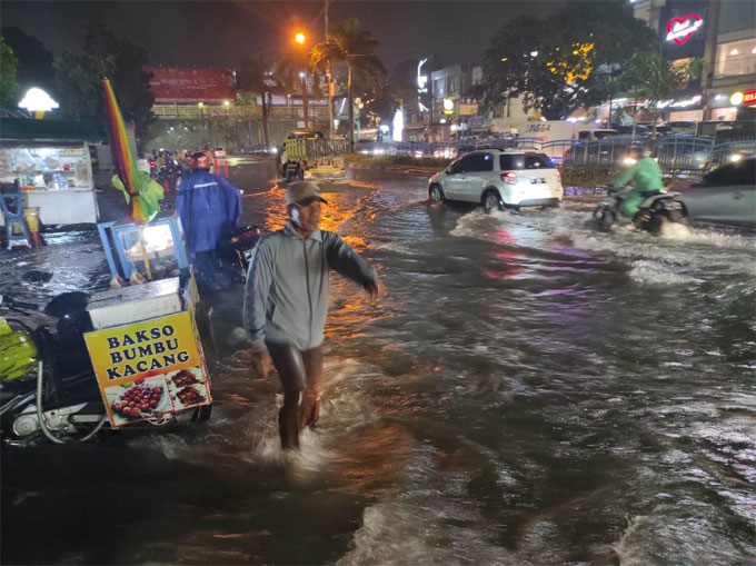 Hujan intensitas tinggi dengan durasi panjang membuat kawasan Jalan Jenderal Sudirman Pekanbaru terendam air, Jumat (30/12/2022) malam.