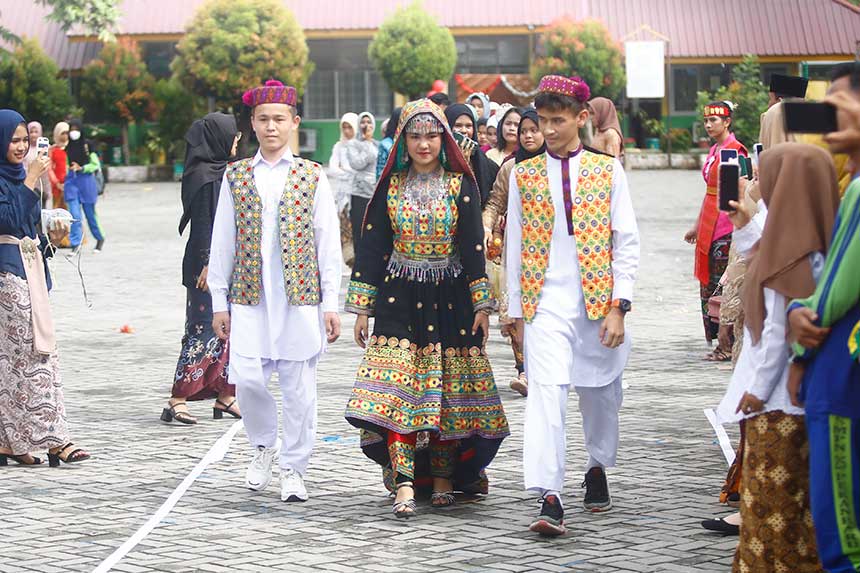 Para siswa SMP 25 Pekanbaru asal Afganistan ikut memeriahkan peringatan Hari Sumpah Pemuda ke-94 tahun dengan memakai pakaian asal negara mereka, Sabtu (29/10/2022).