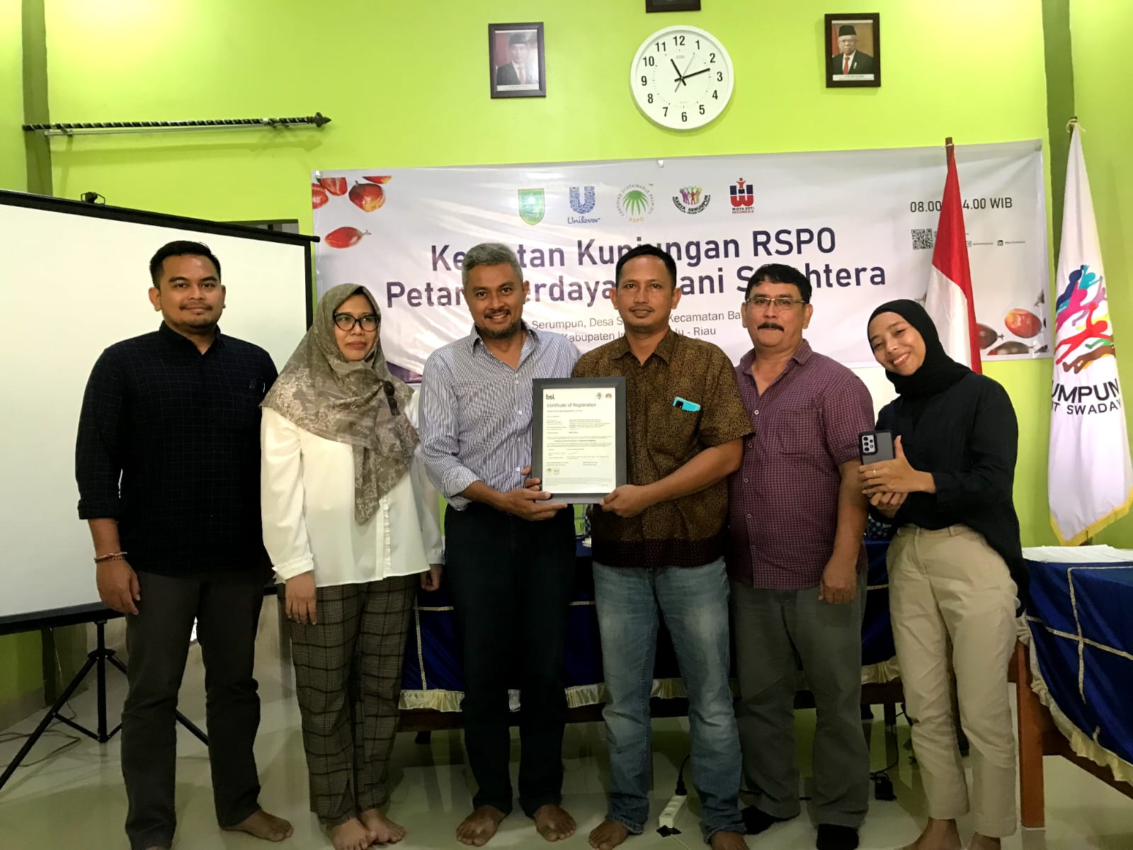 Head of Smallholders Programme RSPO, Guntur Cahyo Prabowo (baju putih garis-garis) menyerahkan sertifikat RSPO secara simbolis kepada perkumpulan petani sawit swadaya Karya Serumpun, Juliono didampingi pengurus lainnya, Sabtu (14/1/2023).