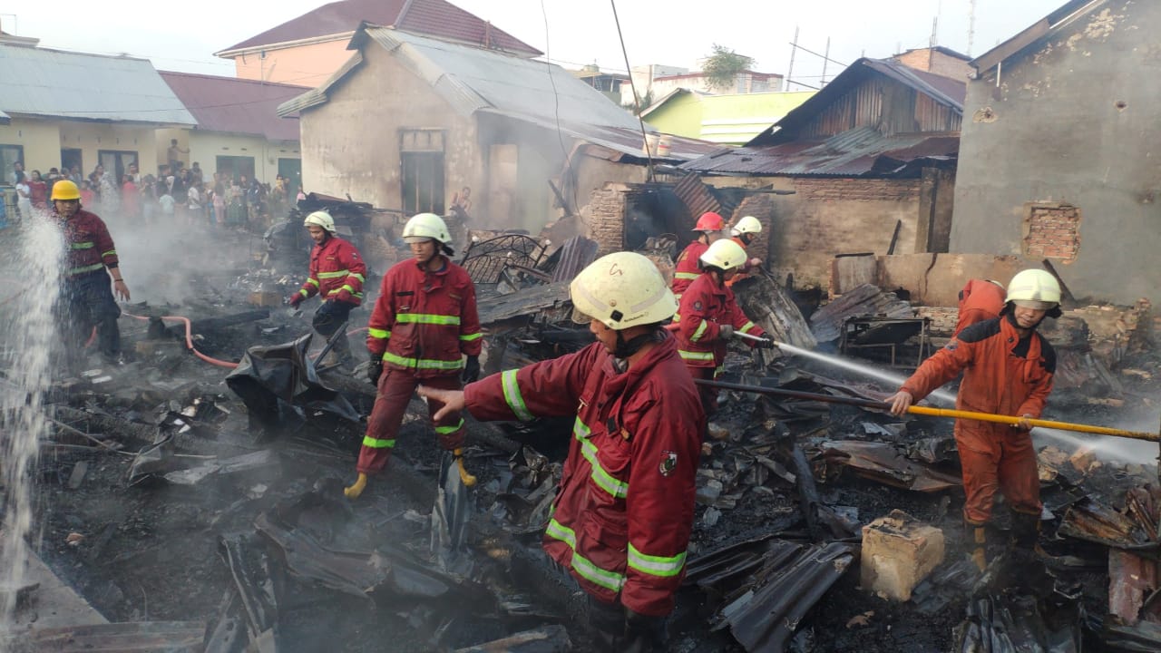 Pemadam kebakaran masih berupaya memadamkan titik api dari kebakaran di wilayah padat penduduk Kampung Dalam, Kecamatan Senapelan, Pekanbaru, Senin (5/10/2020).(WARGA FOR RIAUPOS.CO)