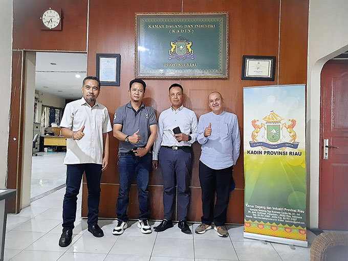 Pengurus Kadin Riau foto bersama usai konferensi pers terkait Musyawarah Provinsi (Musprov) VII yang akan dilaksanakan pada 7 dan 8 September 2022 mendatang, Senin (1/8/2022).