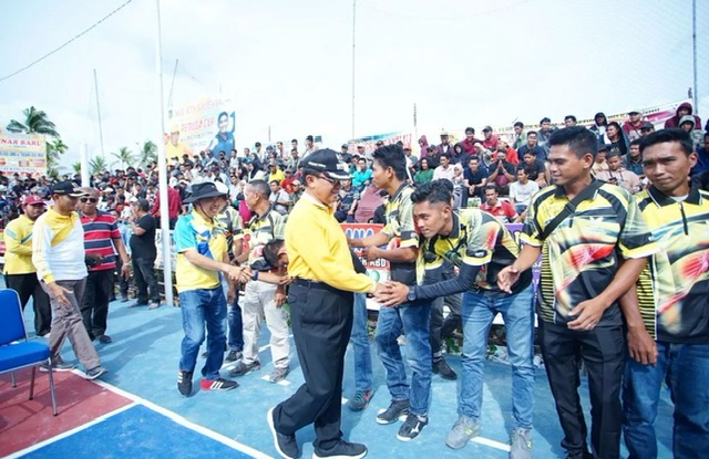 Bupati Inhil HM Wardan menyalami peserta dan panitia pada penutupan Turnamen Bola Voli Pemuda Cup, Keritang, Inhil, akhir Oktober 2022.