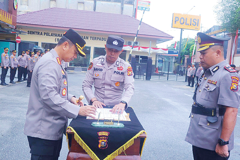 Kapolresta Pekanbaru Kombes Pol Jefri Siagian menandatangani berita acara sertijab Kasat Binmas dan Kapolsek Payung Sekaki, Sabtu (12/8/2023) lalu.