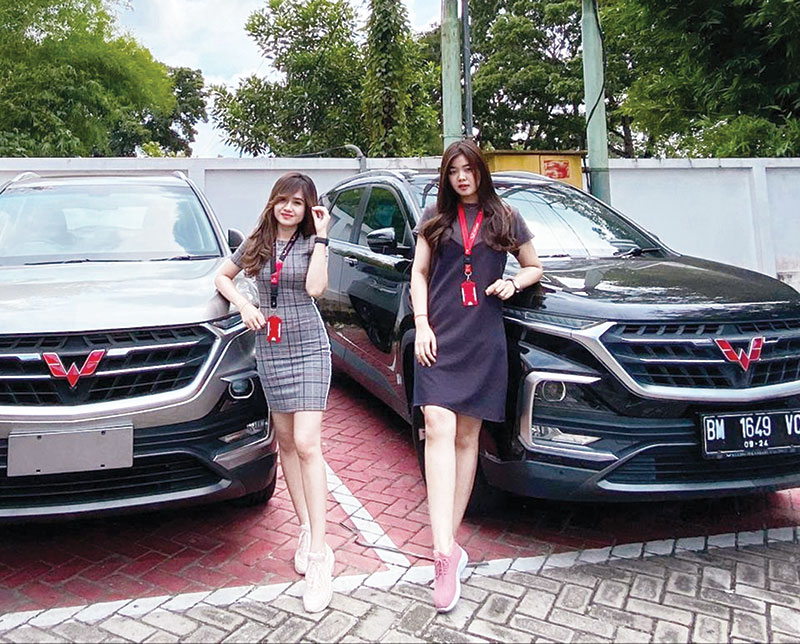 Tim promosi Wuling Arista Pekanbaru memamerkan varian Wuling, Selasa (30/6/2020). (WULING FOR RIAUPOS.CO)