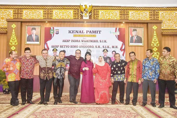 Malam pisah sambut Kapolres Bengkalis bersama Bupati Kasmarni terlihat akrab dan penuh kebersamaan di  Wisma  Sri Mahkota Bengkalis, Jumat (10/2/2023).