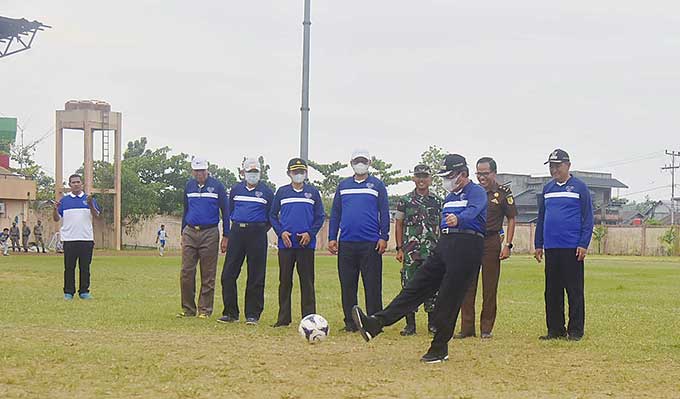 Bupati Inhil HM Wardan menendang bola saat pembukaan Turnamen Sepakbola SU Cup 2022, di Stadion Beringin Tembilahan, beberapa hari lalu.
