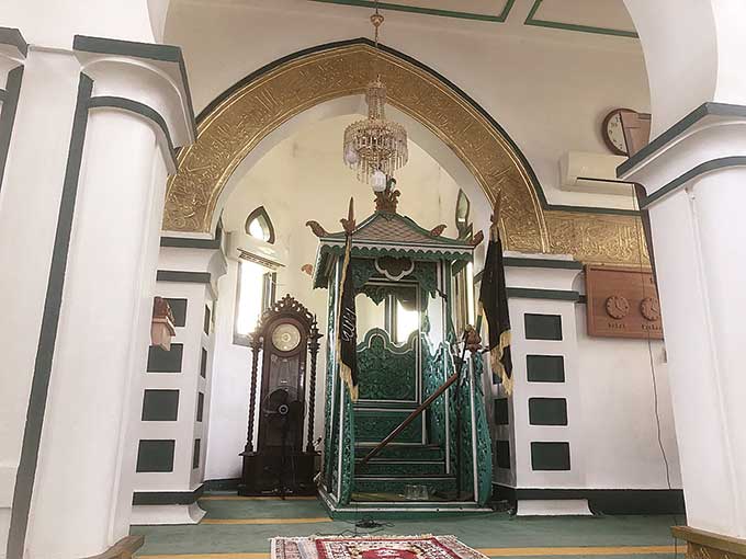 Mimbar hijau Masjid Sahabuddin berusia 263 tahun kokoh dan terawat. Foto diambil Rabu (20/4/2022).