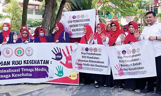 AliansiÂ Selamatkan Kesehatan Bangsa (Aset Bangsa) melakukan aksi damai di Gedung DPRD Riau, Senin (8/5/2023).