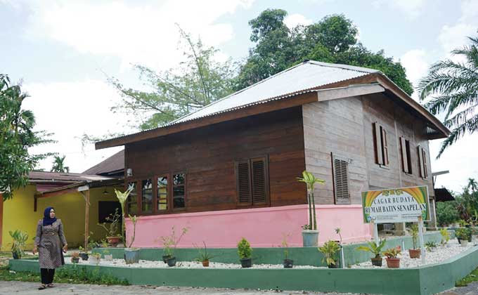 Ahli waris Evariani ketika berada di cagar budaya Riau yakni Rumah Batin Senapelan di Jalan Meranti Senapelan yang telah selesai dipugar  Dinas Kebudayaan Provinsi Riau, Pekanbaru, Rabu (8/3/2023). Cagar budaya ini menjadi saksi sejarah berdirinya Kampung