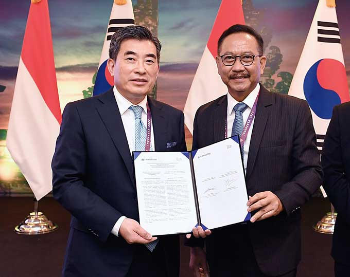 President and Head Urban Air Mobility Division of Hyundai Motor Group Jaiwon Shin bersama Kepala Otoritas Ibu Kota Nusantara (OIKN) Bambang Susantono meÂ­nunjukkan dokumen usai ceremony penandatanganan MoU untuk bekerja sama memÂ­perkenalkan ekosistem adv