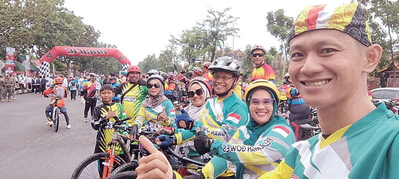 Anggota PGMB berswafoto bersama sebagian anggota ketika mengikuti iven gowes, baru-baru ini.