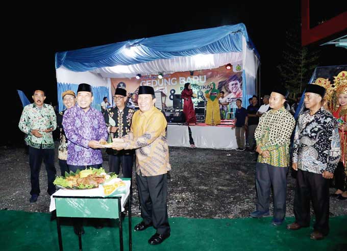 Ketua Umum DPP IKJR H Sukiman yang juga Bupati Rohul menyerahkan potongan nasi tumpeng kepada Wabup Siak Husni Merza saat menghadiri HUT ke-3 IKJR Siak, pengukuhan DPC dan Ranting IKJR Kecamatan Kandis di Gedung Baru EHMRI Kecamatan Kandis, Siak, Sabtu (2