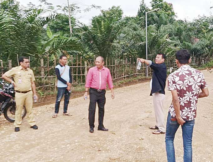 Plt Bupati Kuansing Drs H Suhardiman Amby Ak MM (dua kanan) saat meninjau jalan yang menghubungkan Desa Rawang Oguang dengan Dusun Petai, Selasa (3/1/2023).