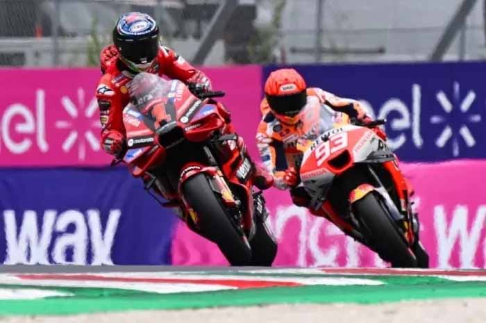 Marc Marquez (kanan) beradu cepat dengan Francesco Bagnaia.