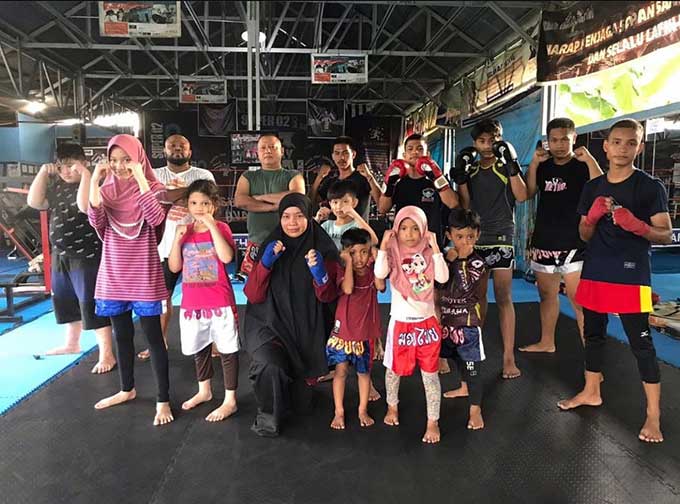 Pelatih Besar Muay Thai Fight Club Pekanbaru, Tony Roy foto bersama para atlet muay thai di Camp Muay Thai Fight Club Pekanbaru.