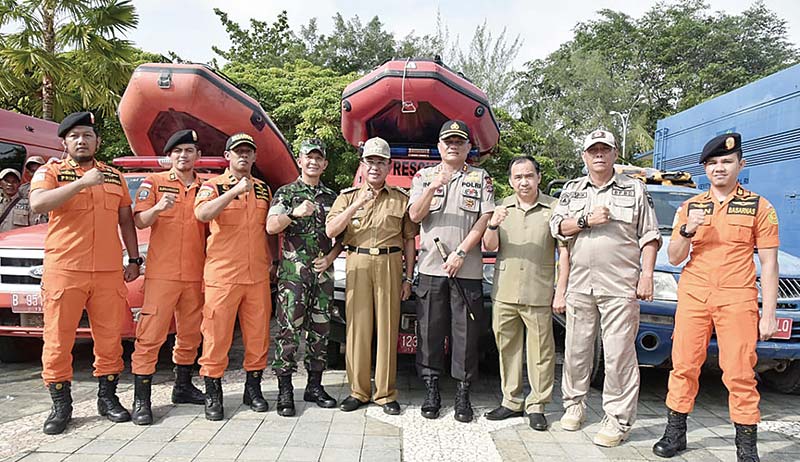 FOTO BERSAMA:  Bupati Inhil HM Wardan (tengah) foto bersama usai apel kesiapsiagaan penanggulangan bencana dan penanganan kebakaran hutan dan lahan (karhutla), Senin (16/12/2019). (Humas Pemkab Inhil)