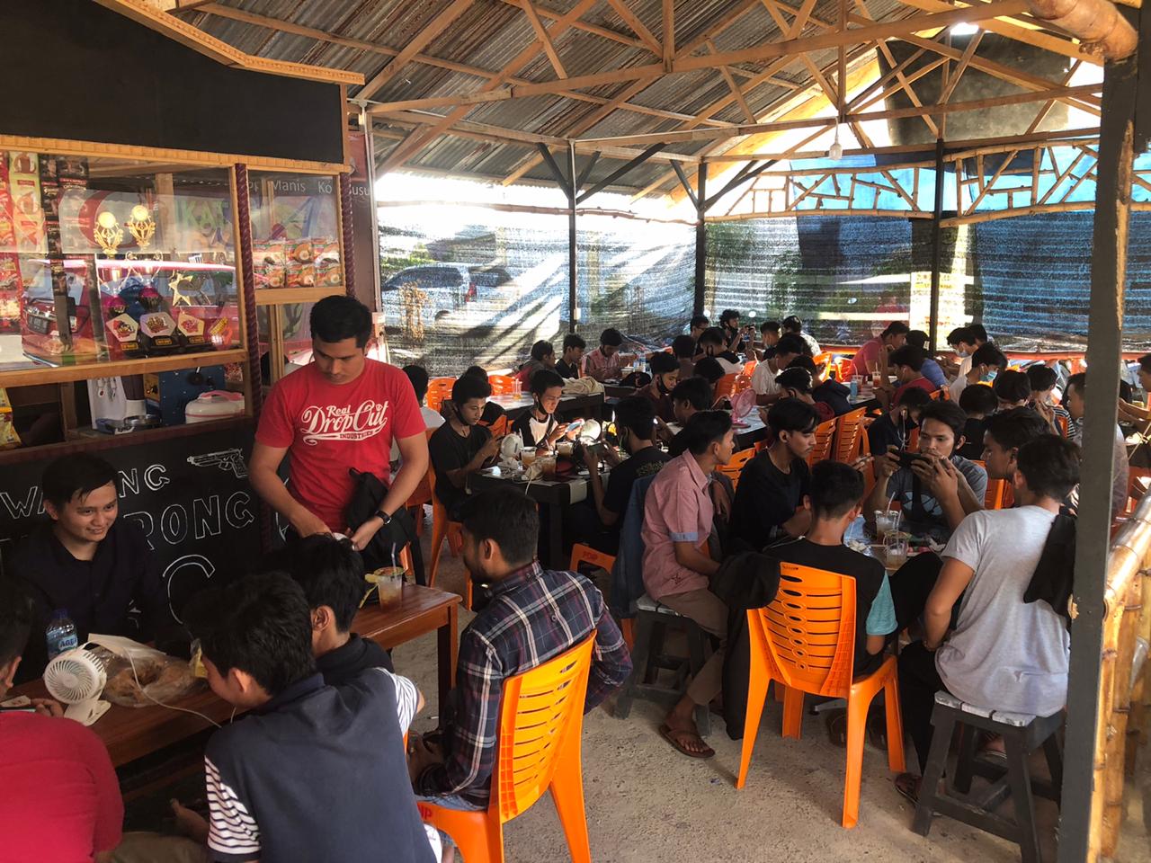 Peserta Turnamen Offline PUBG Mobile Kuansing Championship terlihat ramai saat digelar Jumat (7/8/2020) di Warung Santuy Giok 98.(DESRIANDI CANDRA/RIAUPOS.CO)
