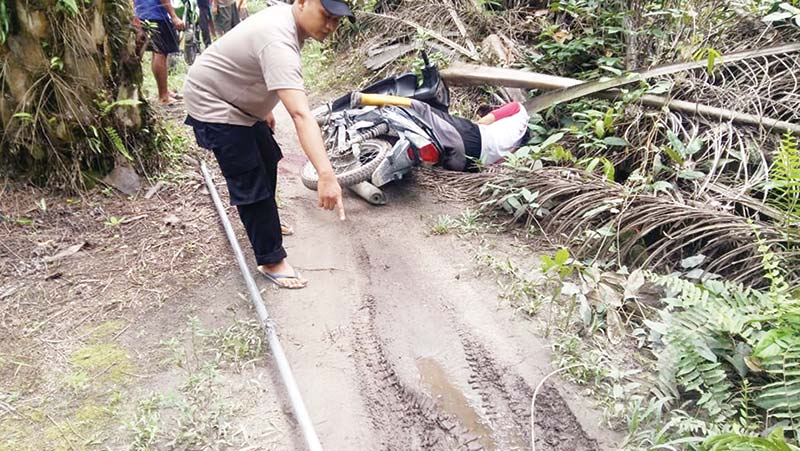DITEMUKAN: Petani sawit Ayat Sudrajat  ditemukan meregang nyaÂ­wa tertimpa egrek di  jalan setapak perkebunan kelapa sawit di Desa Air Hitam, Kecamatan Ukui, Sabtu (14/12/2019). (m amin amran/riau pos)