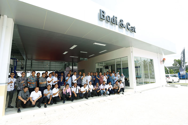 FOTO BERSAMA:  Manajemen PT Agung Toyota foto bersama usai  soft opening bengkel bodi & cat Agung Toyota Cabang Duri, Senin (13/1/2020). (AGUNG TOYOTA DURI FOR RIAUPOS.CO)