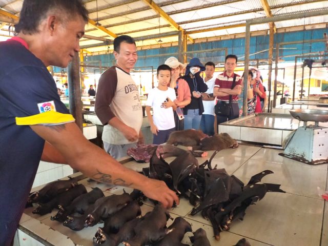 BUKA SENIN SAMPAI SABTU: Pedagang menunjukkan daging kelelawar di Pasar Beriman, Kota Tomohon, Selasa (28/1). (REVLIANDO ABDILLAH/MANADO POST)