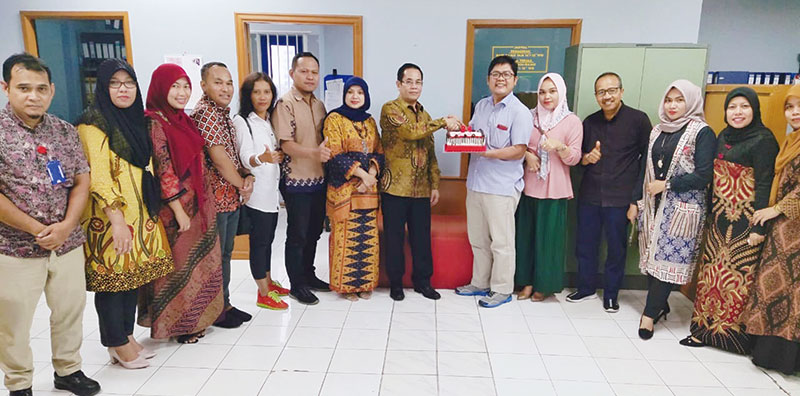Direktur Riau Pos Ahmad Dardiri, Manajer Iklan Sumaryono dan jajaran disambut Manager Marketing dan Operasional Plaza Citra Azis Manik serta manajemen foto bersama pada momen HUT ke-24 pusat perbelanjaan yang terletak di Jalan Pepaya tersebut, Kamis (25/1