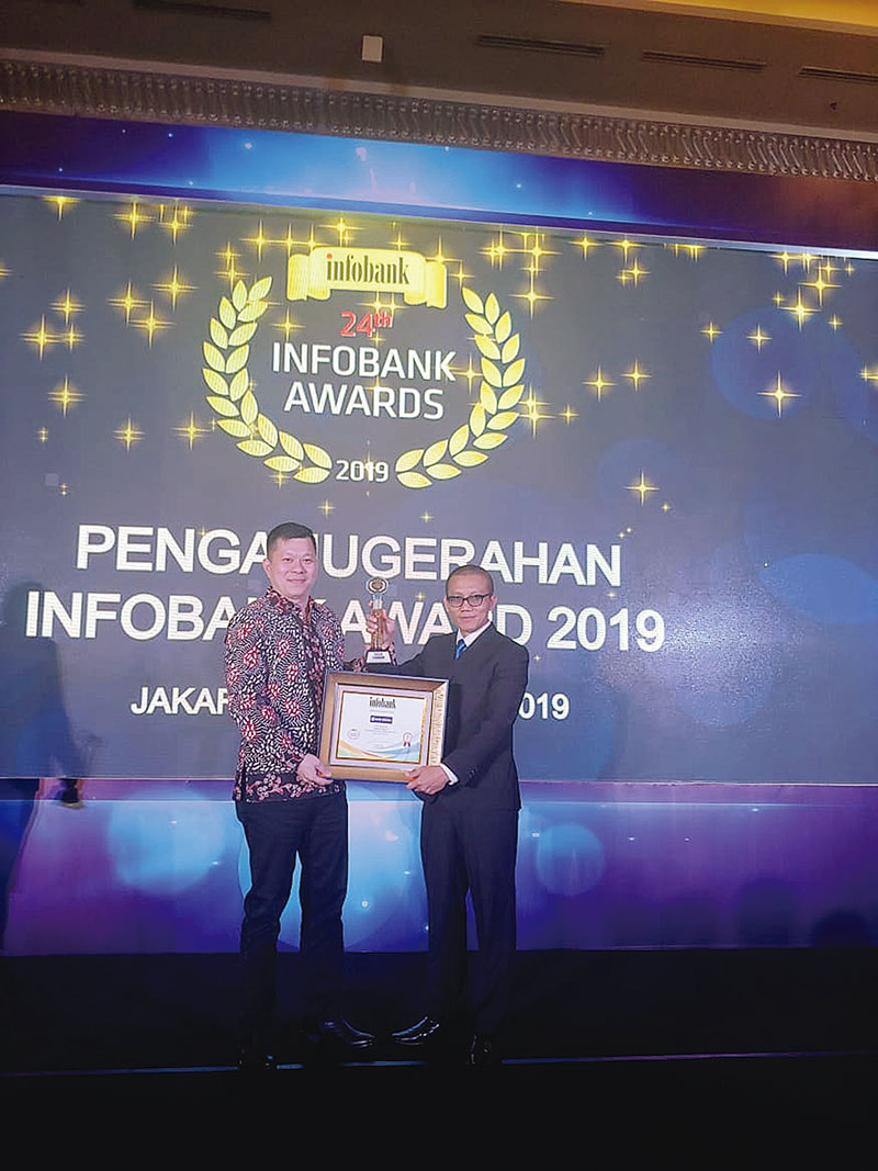 Koordinator Wilayah II PT Bank Mestika Dharma Tbk Edwar menerima penghargaan dari Wakil Pemimpin Redaksi Infobank Karnoto Mohamad di Jakarta Kamis (29/8/2019).(Bank Mestika Dharma Tbk For Riau Pos)