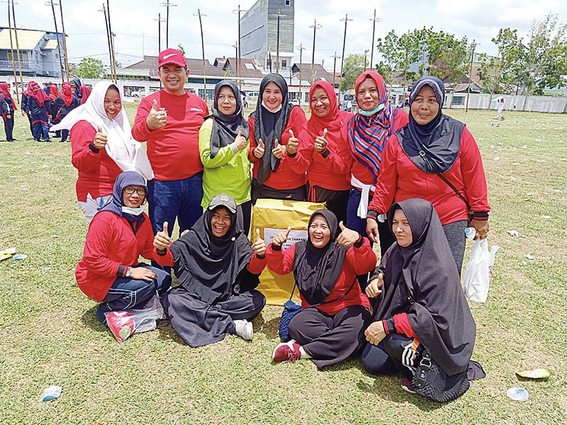 SWAFOTO: Kepala Inspektorat Kabupaten Rohil H Muhammad Nurhidayat meluangkan waktu swafoto bersama dengan para atlet tarik tambang yang telah meraih juara pertama untuk memeriahkan HUT ke-74 RI di Bagansiapi-api, Kamis (29/8/2019). (SYAHRI RAMLAN/RIAU PO