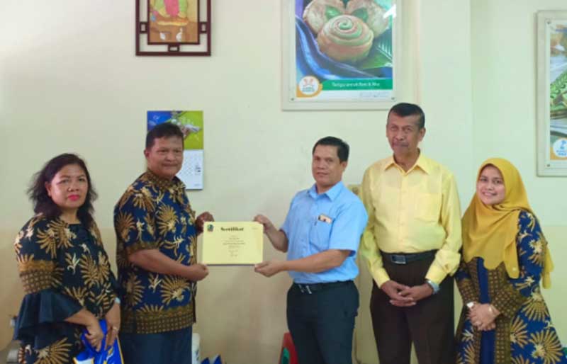 TERIMA SERTIFIKAT: Kepala SMKN 1 Dumai Dian Dini (dua kiri) bersama Guru Delina (kiri), Ketua Komite Sekolah H Jamini Ishak (dua kanan) dan Ketua Jurusan Tata Boga Desriyul Fitri (kanan) menerima sertifikat pelatihan dari pimpinan BBC Medan Syukri Effendi