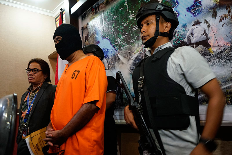 Manajer PT SSS ditahan oleh Dit Reskrimsus Polda Riau terkait kasus karhutla, Selasa (8/10/2019). (MUHAMMAD AKHWAN/RIAU POS)