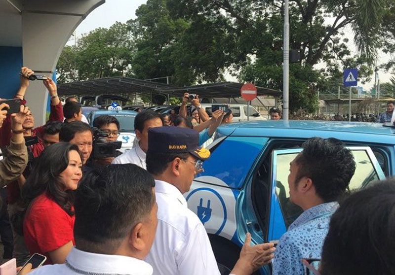 Menteri Perhubungan Budi Karya Sumadi mencoba layanan taksi listrik dari kawasan Bandara Internasional Soekarno-Hatta, Tangerang, menuju Jakarta, pada Ahad (8/9). (DOK. ANGKASA PURA II)