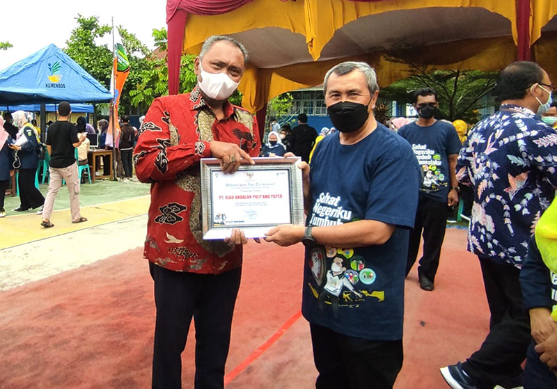 General Manager Stakeholder Relation PT RAPP, Wan Mohd Jakh Anza, menerima penghargaan dari Gubernur Riau Syamsuar di SMAN 2 Siak Hulu, Kampar, Sabtu (20/11/2021).