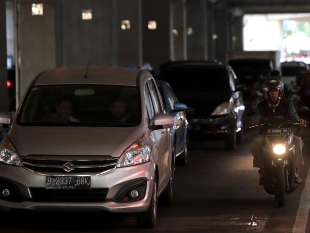 HAPUS DENDA PAJAK KENDARAAN BERMOTOR: Kendaraan bermotor melintas Jalan Sisingamangaraja, Jakarta. (Dery Ridwansah/JawaPos.com )