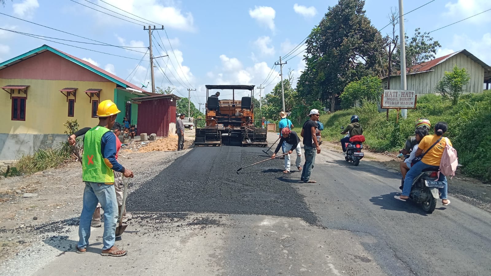 Perbaikan ruas jalan provinsi di Kabupaten Rokan Hulu jelang arus mudik lebaran 1444 H lalu.
