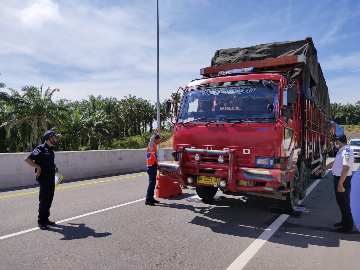 Petugas melakukan penimbangan terhadap mobil bertonase besar yang melintas di Jalan Tol Permai, Selasa (6/10/2020), guna meminimalisir angka kecelakaan lalu lintas dan menjaga usia jalan tol.(EVAN GUNANZAR/RIAUPOS.CO)