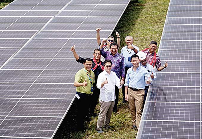 Kiri ke kanan, Director and Group Chief Investement Officer Purbaja Pantja, Presiden Direktur PT RAPP Sihol Aritonang, Ketua Umum Kadin Indonesia Arsjad Rasjid, RGE Managing Director Anderson Tanoto, Vice President Director and Group CEO Azis Armand, Pres