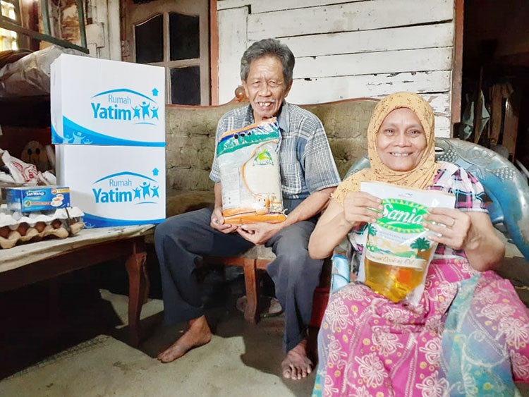 Senyum bahagia Marno dan istri saat menerima bantuan yang diberikan Rumah Yatim kepada warga Jalan Tenggiri No 29 RT 003 RW 007, Kelurahan Wonorejo, Kecamatan Marpoyan Damai, Pekanbaru ini.Â (RUMAH YATIM FOR RIAUPOS.CO)