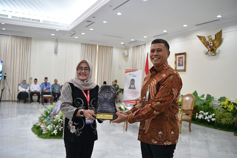 Direktur Utama BPJS Ketenagakerjaan, Anggoro Eko Cahyo menyerahkan Paritrana Award Nasional dalam kategori pelayanan publik terbaik 2022 kepada Direktur RS Syafira dr Rina Elfiani, Jumat (20/10/2023).
