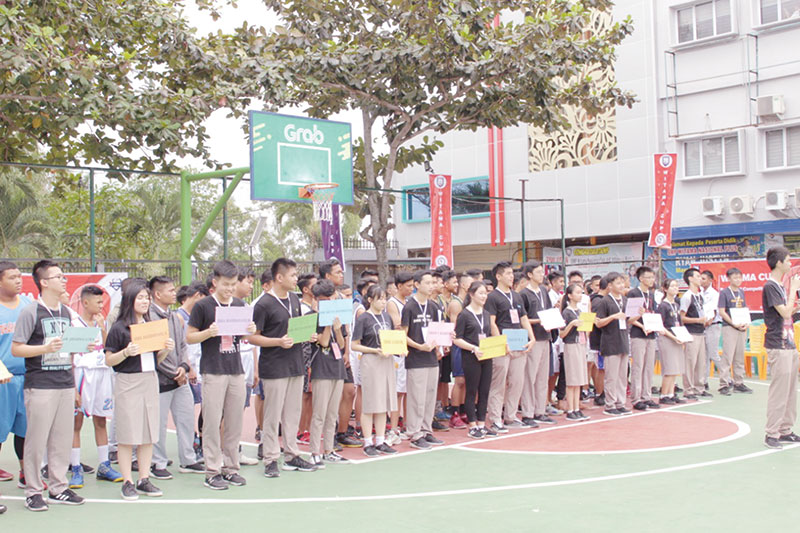 Perwakilan peserta Witama Cup IV berkumpul di halaman sekolah Witama Nasional Plus, Senin (3/3/2020). Kompetisi tahunan ini berlangsung 2-11 Maret 2020. (SMA Witama For Riau Pos)